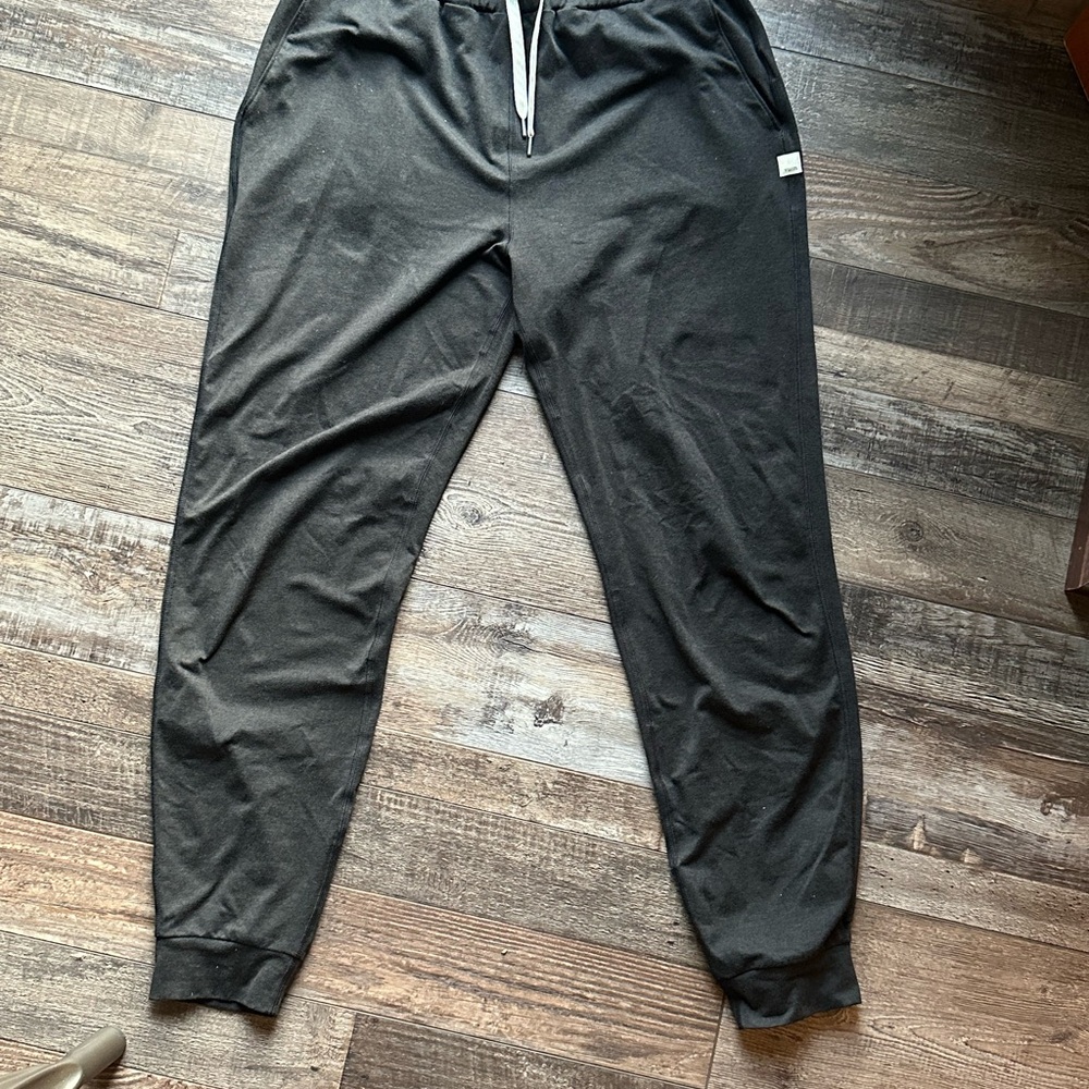Vuori Black Jogger Sweatpants with Elastic Cuffs
SIZE- medium TALL